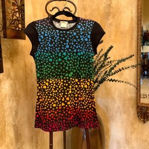 Love Rocks Juniors’ Tee w/ Multi-Colored Heart Print & Blk Cap Sleeves.  Size M.